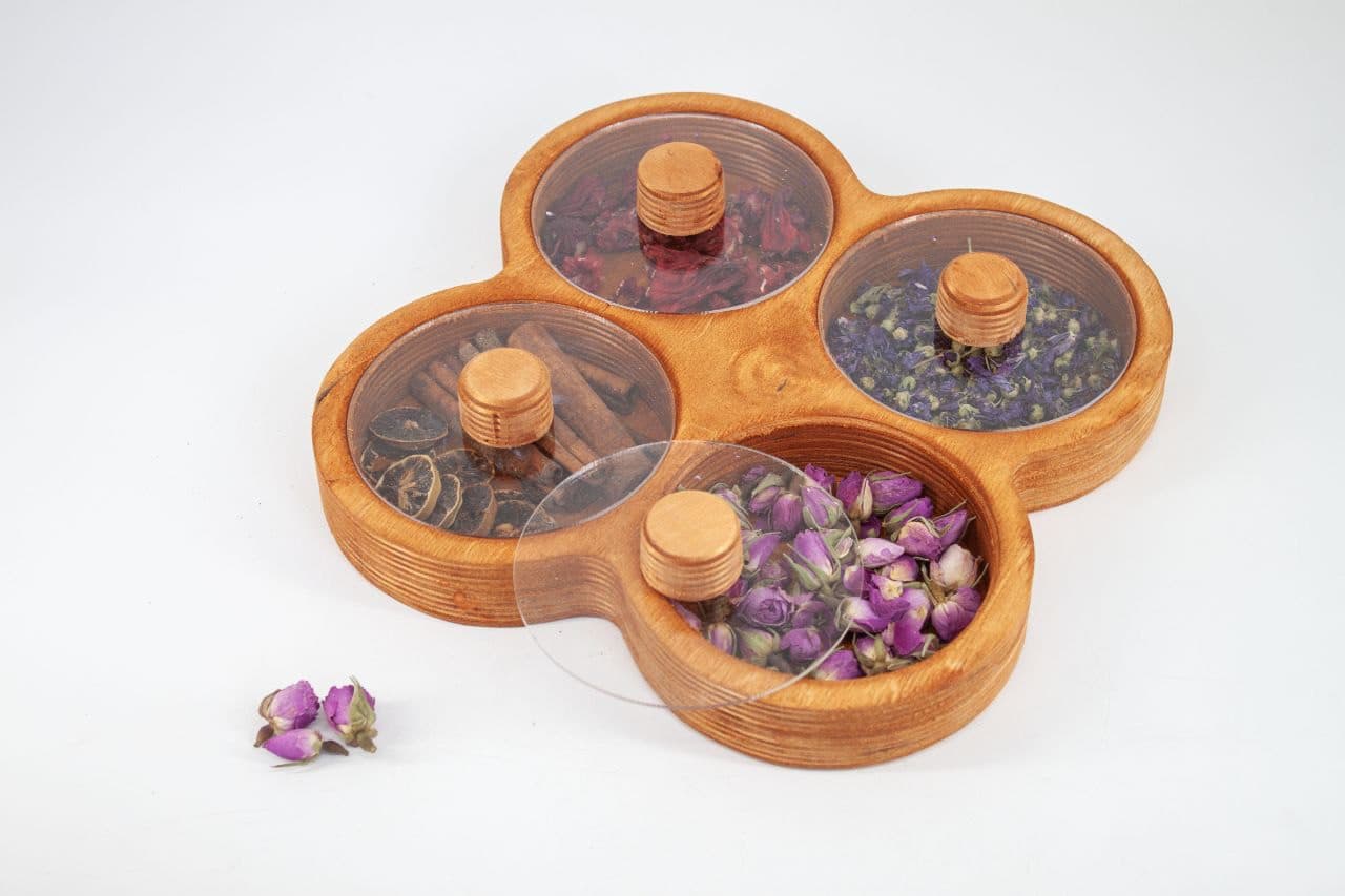 اردو خوری گرد چهار خانه دربدار چوبی