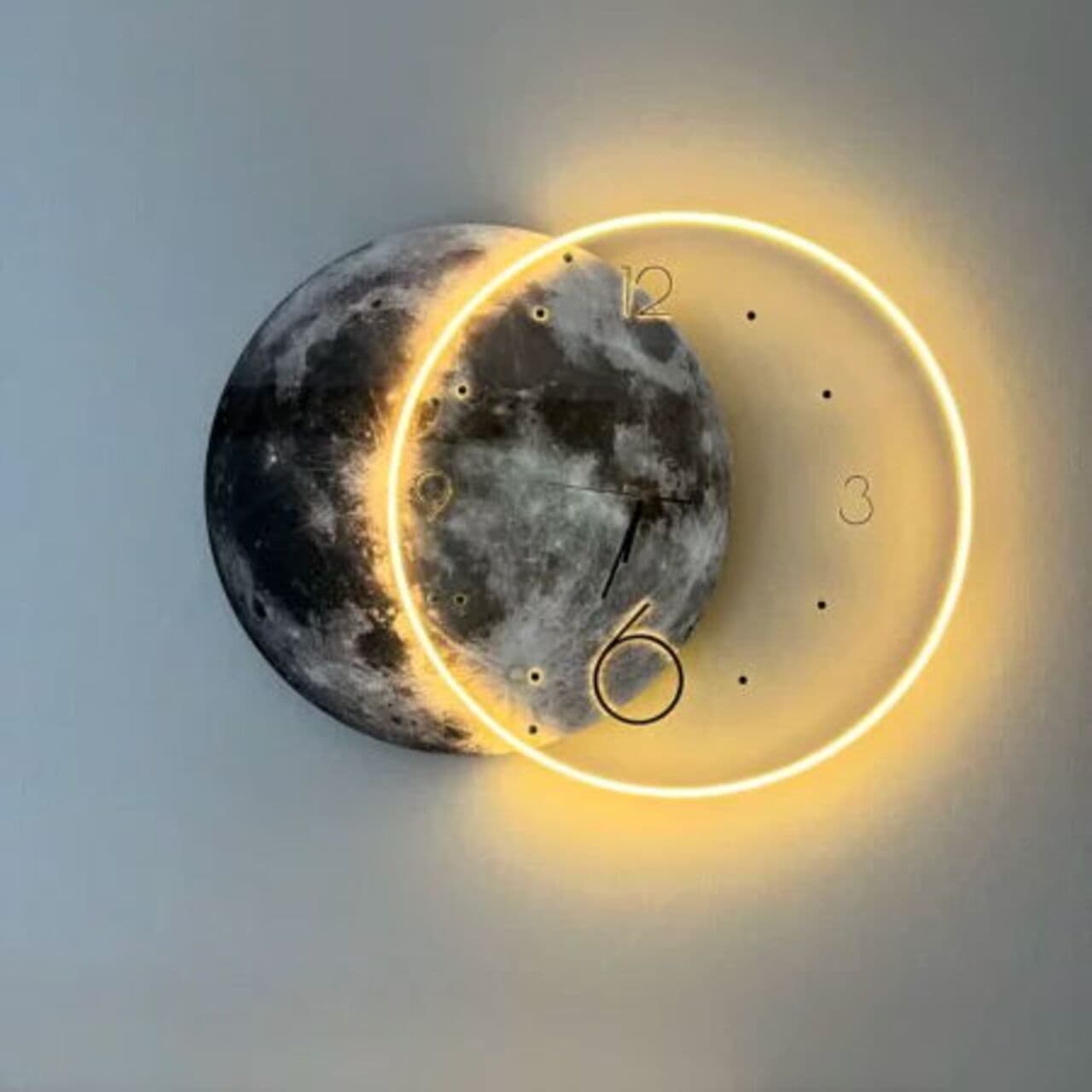 ساعت دیواری مدل طرح ماه