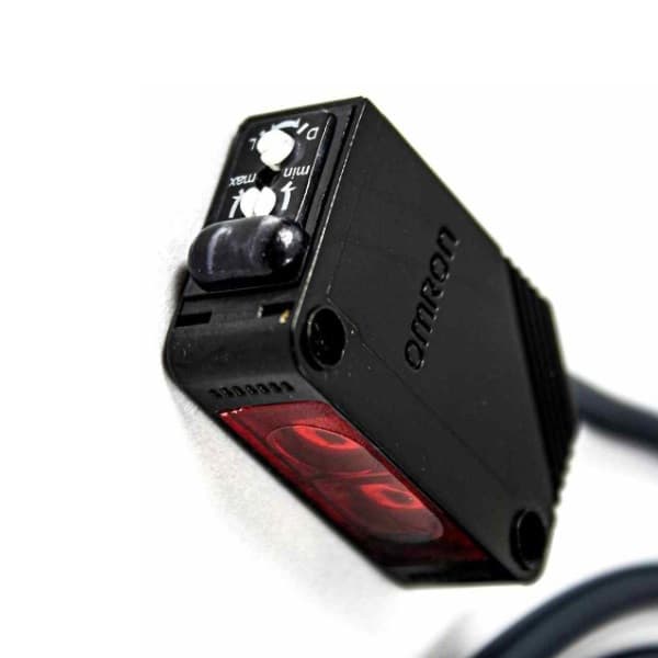 سنسور تشخیص مانع و فاصله سنج نوری 5 تا 100 میلیمتری Omron