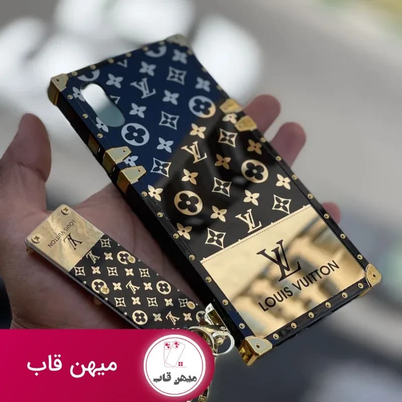 قاب موبایل آیفون لویی ویتون گلد بلک صندوقی فونتی + آویزست - کد (۱۰۰۳۳۴)